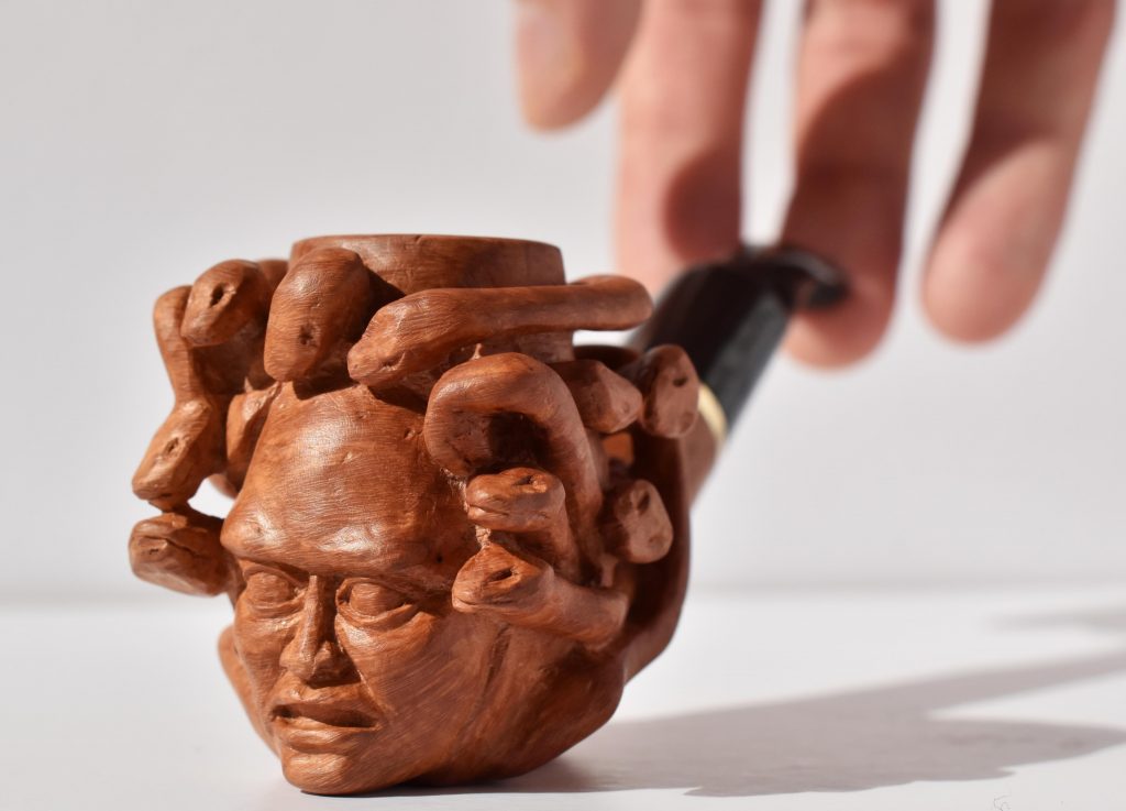 Rzeźbiona fajka wrzoścowa – głowa Meduzy